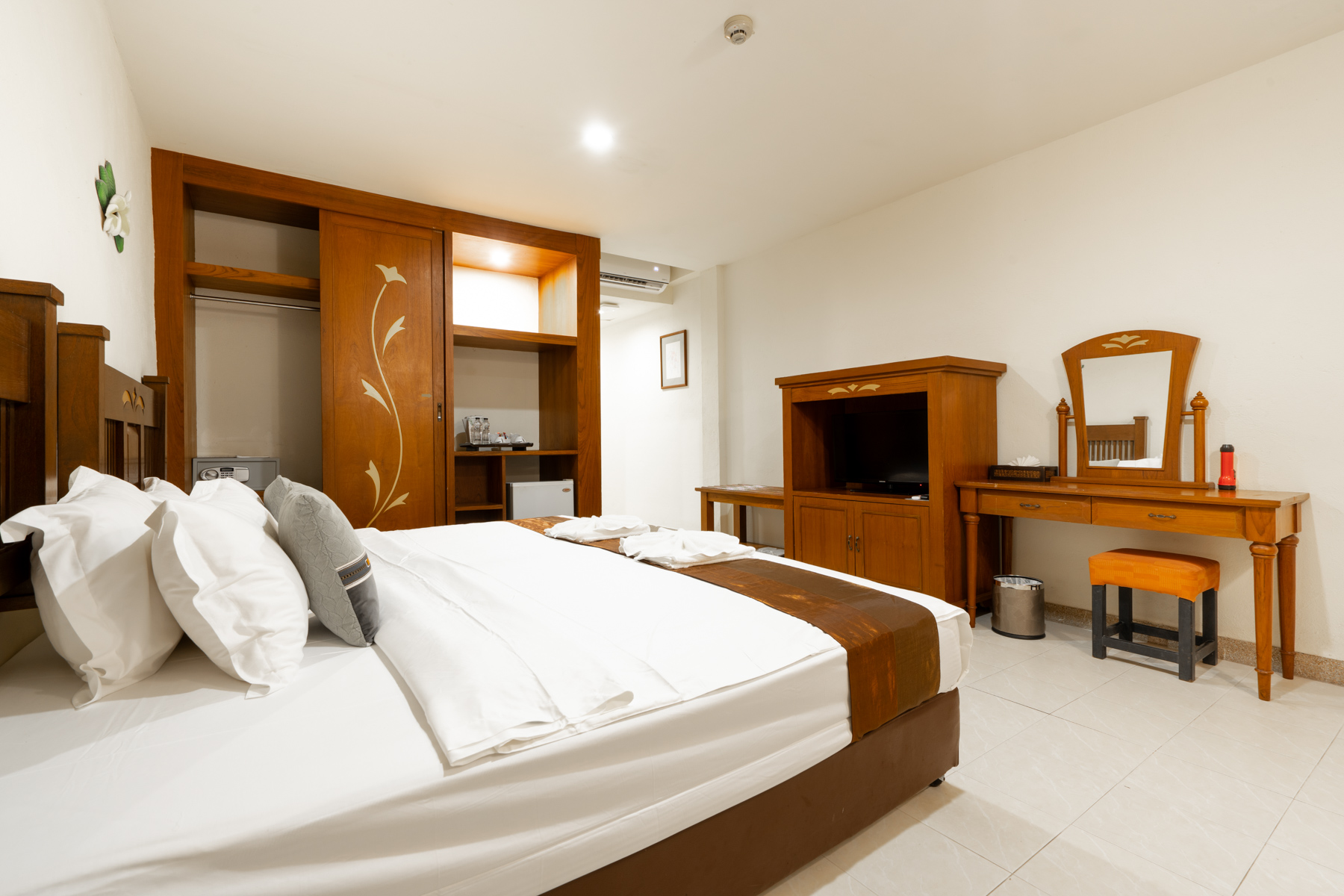 Phuket Leelavadee Hua Ting Resort